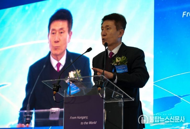 난 28일(현지시간) 헝가리 데브레첸에서 열린 에코프로 헝가리 양극재 공장 준공식에 참석한 이강덕 포항시장.