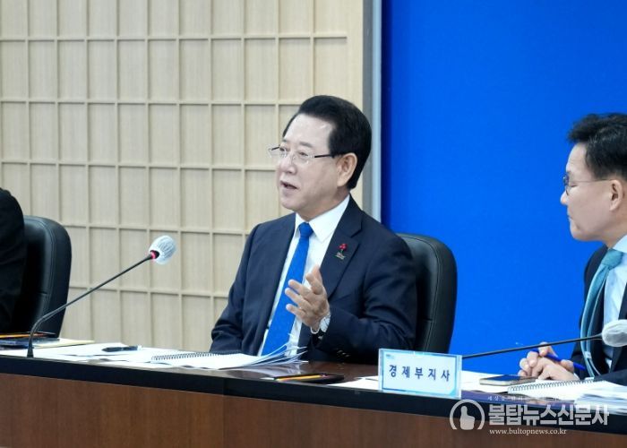김영록 전라남도지사가 2일 도청 서재필실에서 실국장 정책회의를 주재하고 도정 현안을 논의하고 있다.