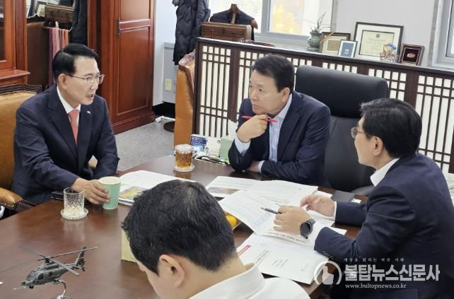 이완섭 서산시장이 지난 11월 13일 국회에서 성일종 의원을 만나 주요 현안 사업에 대한 국비 반영을 건의했다.