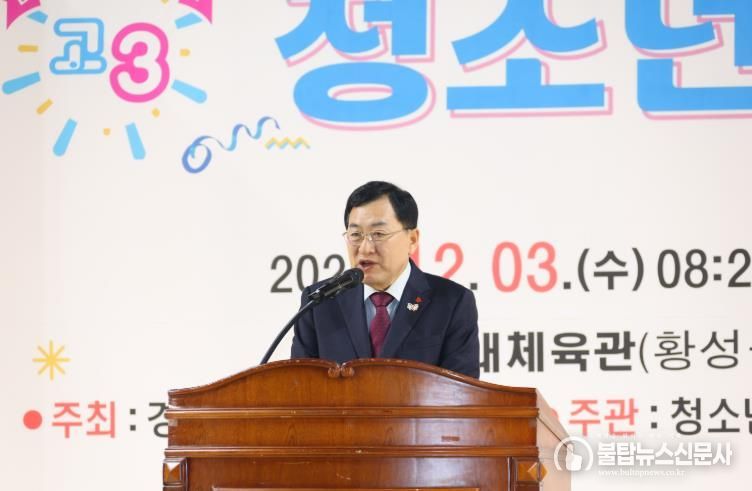 주낙영 경주시장이 3일 '2025년 경주시 고3 청소년 축제'에서 청소년들을 격려하며 축하 인사를 전하고 있다