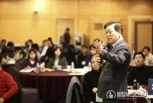 박승원 광명시장이 4일 오후 제주도 켄싱턴 리조트에서 열린 ‘2025 대한민국 ESG정원정책포럼-공무원 혁신 리더십 과정’에 참석해 ‘탄소중립으로 지속가능한 도시전환’을 주제로 한 특별강연을 하고 있다.