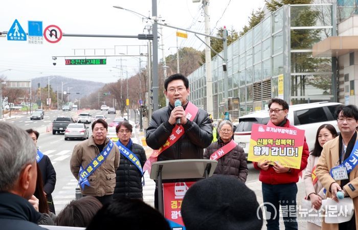 이상일 용인특례시장은 6일 오전 수지구 성복동 일대에서 수지연대 주관으로 열린 ‘경기남부광역철도 조기 착공 촉구 걷기대회’에 참석했다.