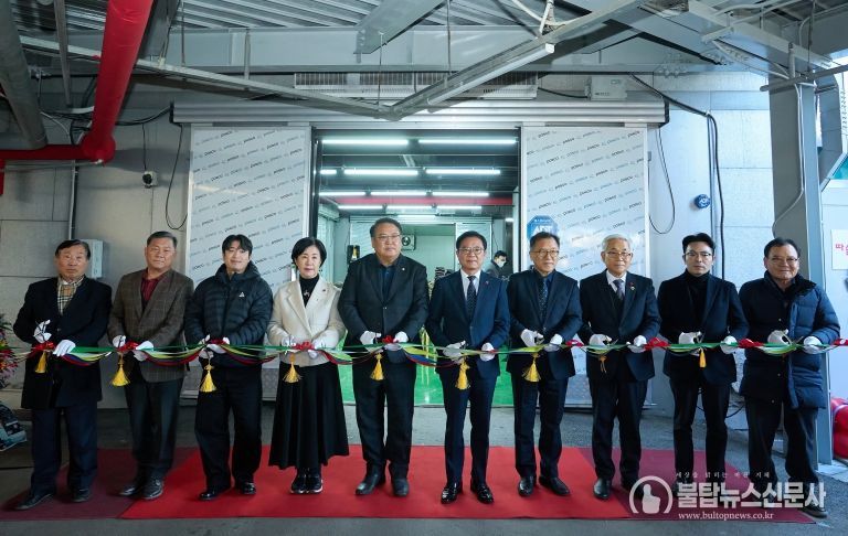 1. 8일 김석필 천안시장 권한대행 부시장이 따숨 푸드뱅크 개소식에 참석해 테이프 커팅식 하고 있다.