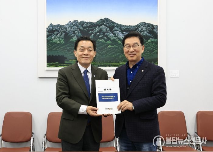 이재준 수원시장(왼쪽)이 신정훈 국회 행정안전위원장에게 건의문을 전달하고 있다.