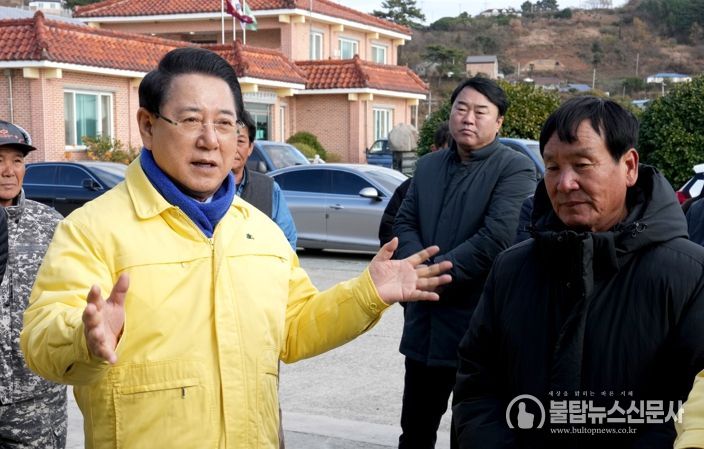김영록 전라남도지사가 14일 완도군 약산면 득암리에서 완도 미역 양식장 피해 현황 및 건의사항을 청취하고 신속한 피해복구 대책을 당부하고 있다.