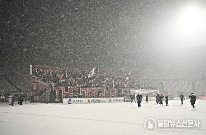 이달 4일, 부천FC1995의 승강 PO 1차전이 폭설로 연기된 후에도 헤르메스가 자리를 지키며 응원하고 있다.