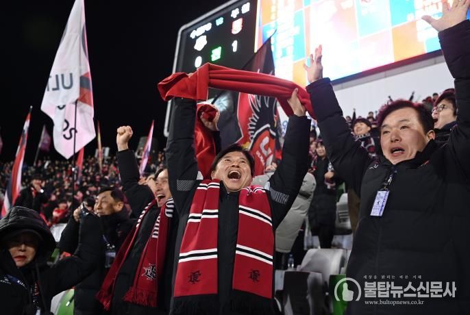 이달 8일 부천FC1995 승강 PO 2차전 경기에서 골을 넣자, 조용익 부천시장이 기뻐하고 있다