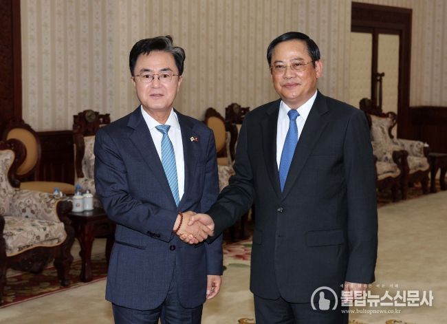 2023년 12월 7일 라오스 총리실에서 김태흠 지사 손싸이 시판돈 총리를 만나 악수하고 있다.