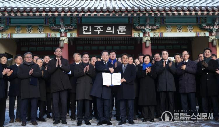 전남·광주 행정통합 선언문 발표 사진 -김영록 전라남도지사와 강기정 광주광역시장이 2일 광주 5·18민주묘지에서 참배를 마친 뒤 민주의 문 앞에서 ‘전남·광주 행정통합 선언문’을 발표하고 있다.