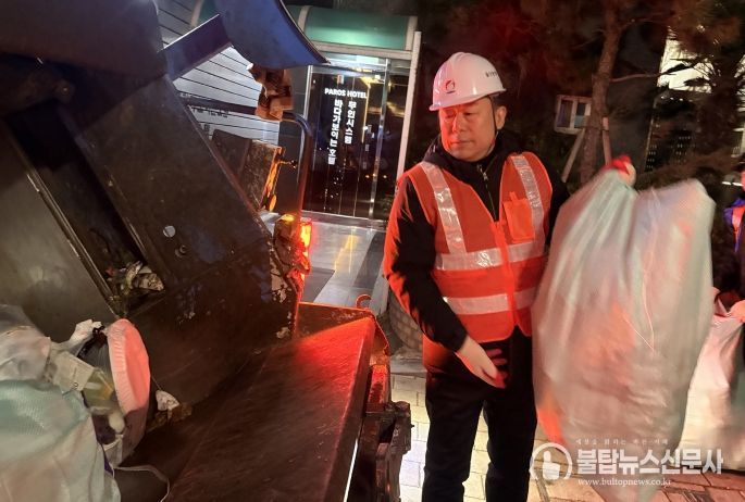 김종훈 동구청장은 9일 오전 6시 30분 방어동 일원에서 생활폐기물 수거업체 노동자와 함께 작업 현장에서 폐기물 수거 체험을 하고 있다.