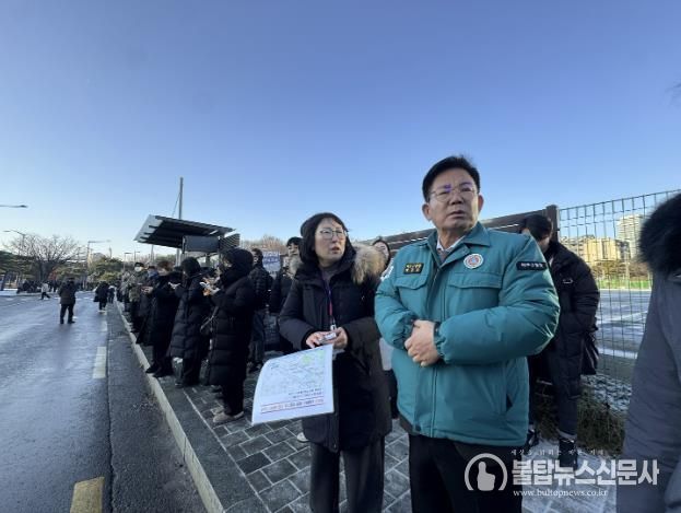 디지털미디어시티(DMC)역을 찾아 무료 셔틀버스 운행을 살피는 박강수 마포구청