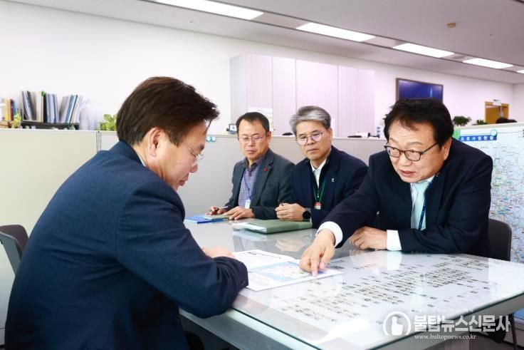 손병복 울진군수 가 국토교통부를 방문해 이우제 도로국장에게 남북10축 고속도로의 울진 구간의 필요성을 설명하고 있다