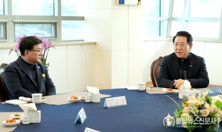 전남도-기후부장관 오찬간담회 사진-김영록 전라남도지사가 22일 나주 한국전력공사 본사에서 열린 오찬 간담회에서 김성환 기후에너지환경부 장관에게 전남을 대한민국 에너지 신산업의 거점으로 육성하기 위한 주요 현안을 건의하고 있다.