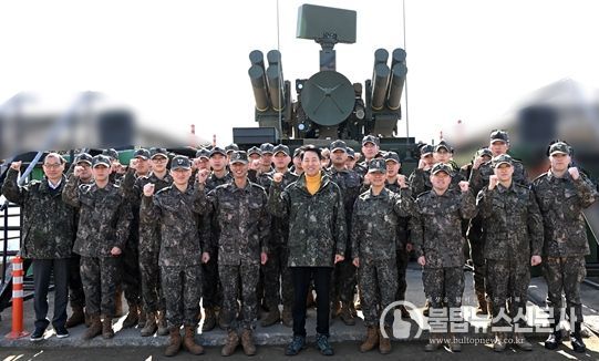 오세훈 서울시장이 16일(월) 1방공여단 방공진지 장병들과 기념사진을 촬영하고 있다.