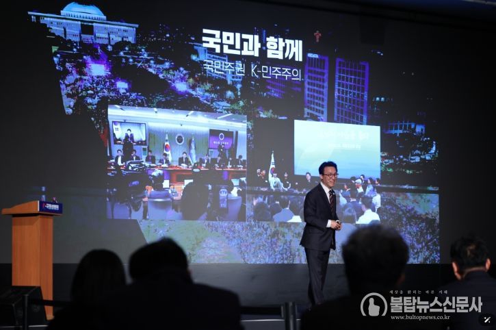 김민석 국무총리가 24일 충북 청주 엔포드호텔에서 열린 K-국정설명회에서 더불어민주당 국회의원, 광역·기초 의원, 당원들을 대상으로 특별강연을 하고 있다.