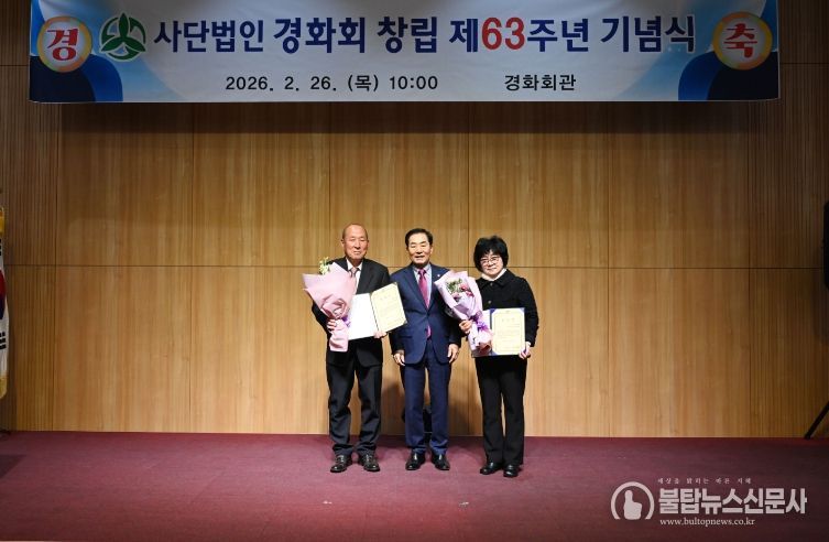 1. 성낙인 군수가 표창장을 받은 분들과 기념촬영을 하고 있다.