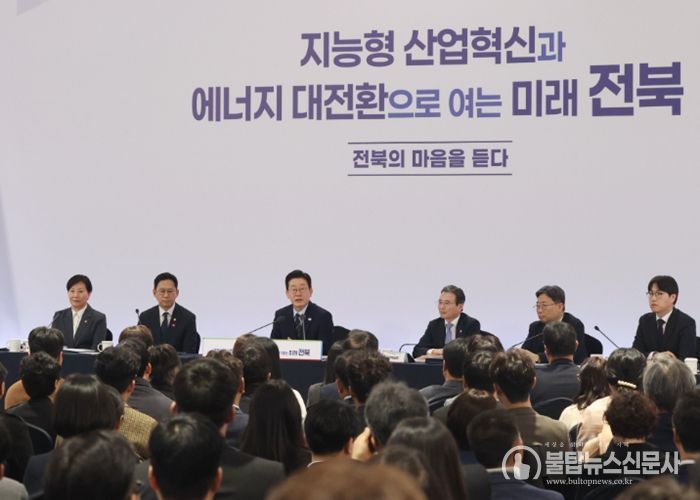 이재명 대통령이 27일 전북특별자치도 전주시 전북대학교에서 열린 '전북의 마음을 듣다' 타운홀미팅 간담회에서 발언하고 있다 사진제공=전북사진기자단