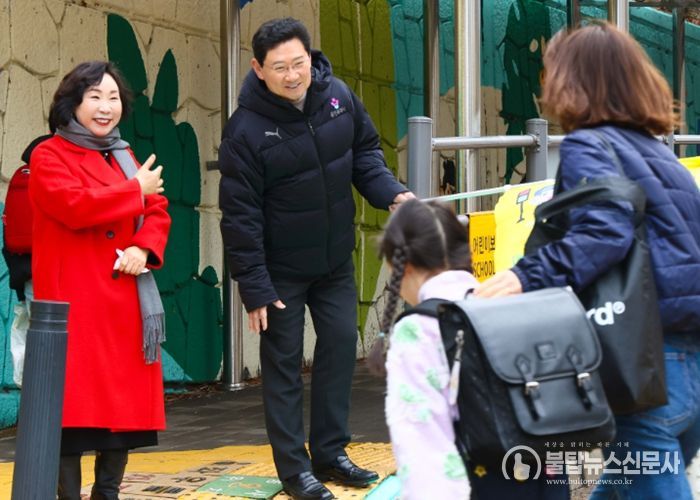 3일 서원초 인근에서 이상일 시장이 교통지도 봉사를 하고 있다