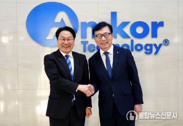 강기정 광주광역시장이 4일 북구 대촌동 앰코테크놀로지코리아 광주사업장을 찾아 이진안 앰코코리아 대표이사와 기념촬영을 하고 있다. /광주광역시 제공