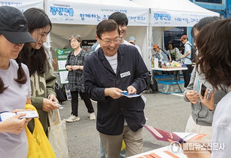 광진구 청년정책홍보전에 참석한 김경호 광진구청장