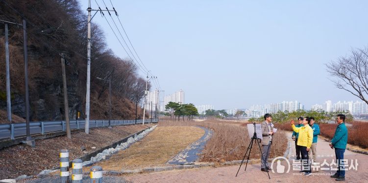 시 관계자들이 완산지구 급경사지에서 현장 안전점검을 하고 있다.