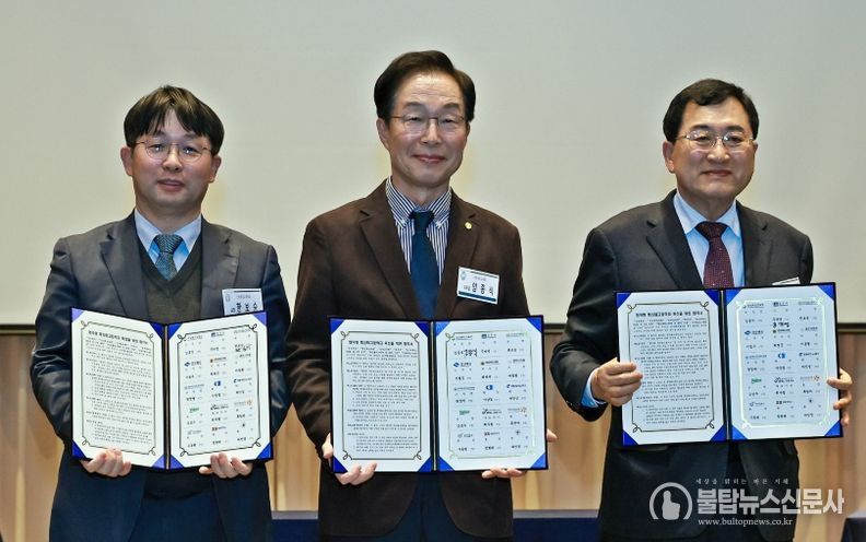 주낙영 경주시장(오른쪽부터)과 임종식 경상북도 교육감, 한보승 신라공업고등학교장이 12일 경주 황룡원에서 열린 ‘AI 미래 모빌리티 분야 협약형 특성화고 지·산·학 업무협약식’에서 협약서를 들어 보이며 기념촬영을 하고 있다.