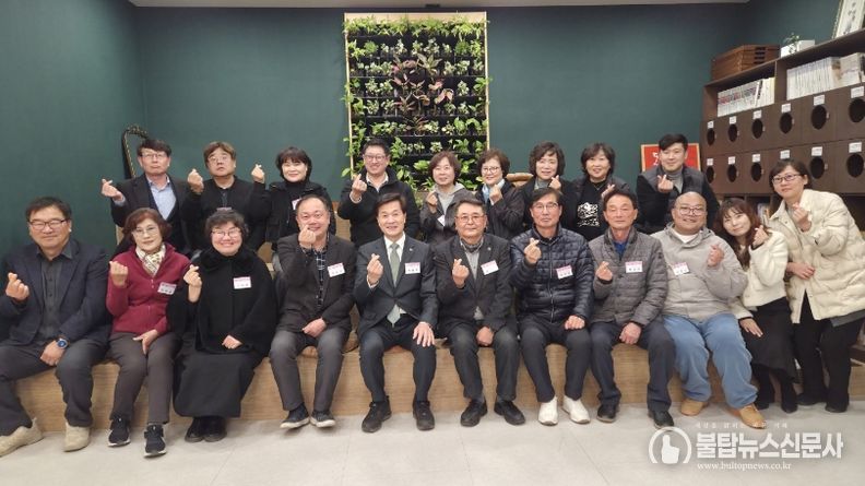 밀양시가 가곡동 도시재생추진협의회 회원들과 ‘소통하기 좋은 날’ 열여섯 번째 만남을 가진 후 기념 촬영을 하고 있다.