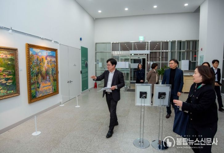 김병수 김포시장이 12일 김포만화도서관과 모담도서관을 방문해 도서관 야간 운영 현장을 점검하고 시민들과 소통하는 현장 행정을 실시했다.